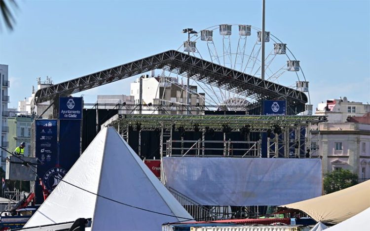 Dando los últimos remates al parque temático del muelle / FOTO: Eulogio García