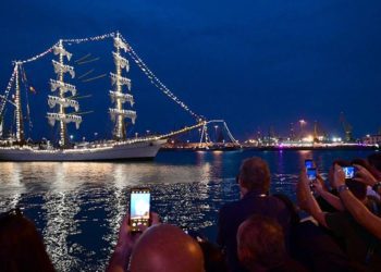 El mexicano ‘Cuauhtémoc’ arribando al muelle en la tarde-noche del miércoles / FOTO: Eulogio García
