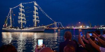 El mexicano ‘Cuauhtémoc’ arribando al muelle en la tarde-noche del miércoles / FOTO: Eulogio García
