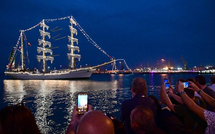 El mexicano ‘Cuauhtémoc’ arribando al muelle en la tarde-noche del miércoles / FOTO: Eulogio García