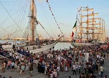 Colas para visitas los grandes veleros ya por la tarde / FOTO: Eulogio García