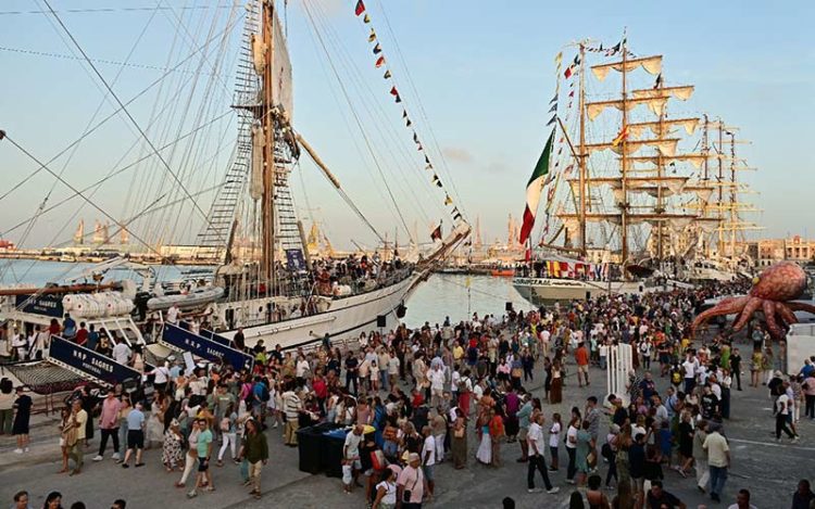 Colas para visitas los grandes veleros ya por la tarde / FOTO: Eulogio García
