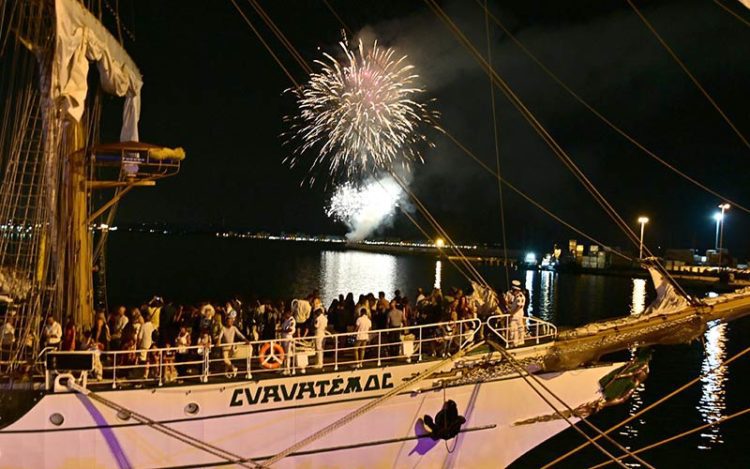 Fuegos en una de las noches de la Gran Regata / FOTO: Eulogio García