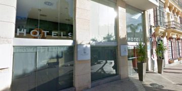 Entrada al hotel Salymar, de los pocos existentes en el centro