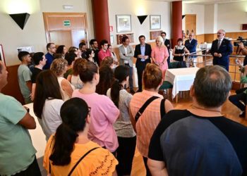 Los políticos dan la bienvenida a los alumnos / FOTO: Eulogio García