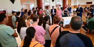 Los políticos dan la bienvenida a los alumnos / FOTO: Eulogio García