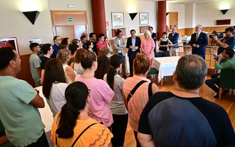 Los políticos dan la bienvenida a los alumnos / FOTO: Eulogio García