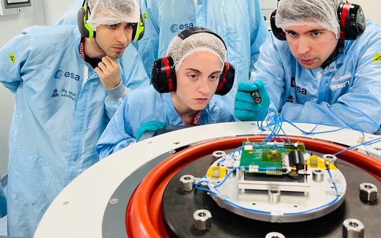 Investigadores observan el satélite en desarrollo / FOTO: UCA