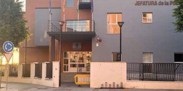 La puerta de acceso de la Jefatura lleva meses averiada / FOTO: CSIF
