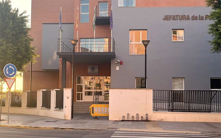 La puerta de acceso de la Jefatura lleva meses averiada / FOTO: CSIF