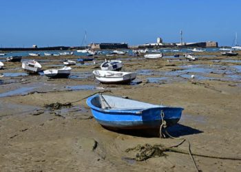 La fortaleza vista desde la playa de La Caleta / FOTO: Eulogio García