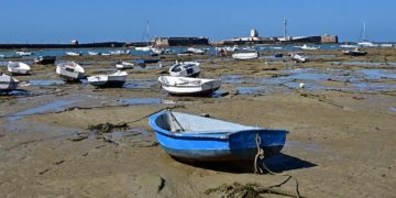 La fortaleza vista desde la playa de La Caleta / FOTO: Eulogio García