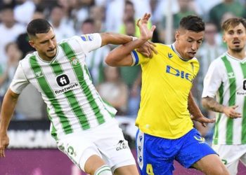 Alcaraz peleando en el centro del campo / FOTO: Cádiz CF