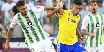 Alcaraz peleando en el centro del campo / FOTO: Cádiz CF