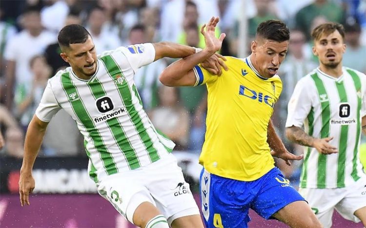 Alcaraz peleando en el centro del campo / FOTO: Cádiz CF