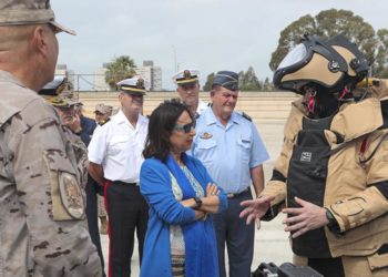 Robles charlando con los militares de la unidad / FOTO: Ministerio de Defensa