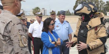 Robles charlando con los militares de la unidad / FOTO: Ministerio de Defensa