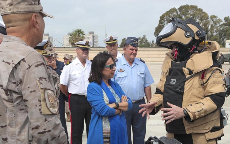 Robles charlando con los militares de la unidad / FOTO: Ministerio de Defensa