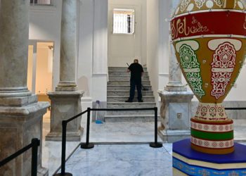 Operario barriendo una de las escaleras del museo / FOTO: Eulogio García