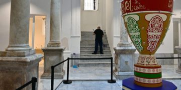 Operario barriendo una de las escaleras del museo / FOTO: Eulogio García