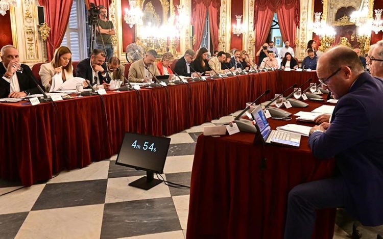 Ortiz, en primer término, en el pleno de septiembre / FOTO: Eulogio García