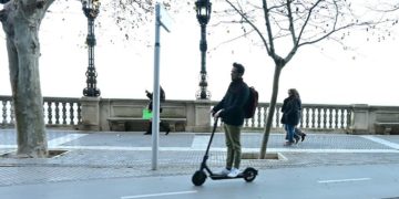 Circulando correctamente por el carril bici de la Alameda / FOTO: Eulogio García