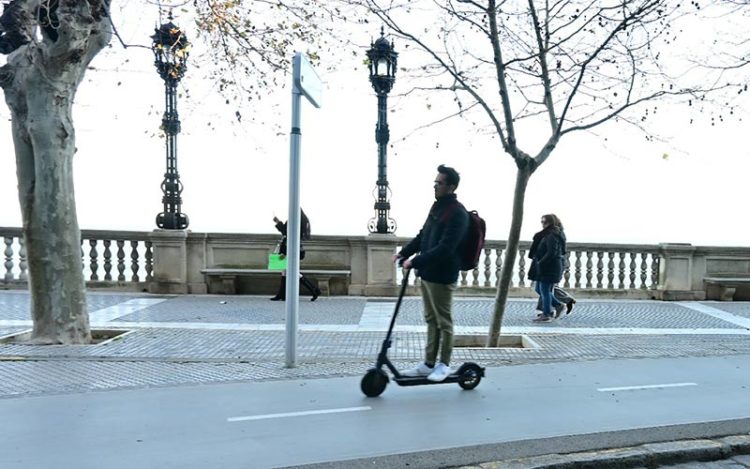 Circulando correctamente por el carril bici de la Alameda / FOTO: Eulogio García