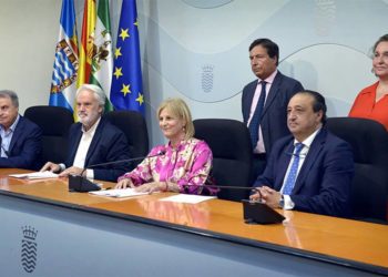 La alcaldesa y parte de su Ejecutivo comunicando la lista de galardonados / FOTO: Ayto.