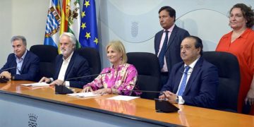 La alcaldesa y parte de su Ejecutivo comunicando la lista de galardonados / FOTO: Ayto.