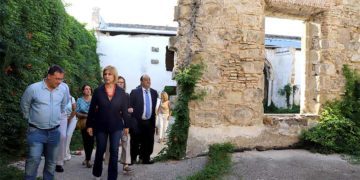 La comitiva de la alcaldesa conociendo in situ el estado del edificio / FOTO: Ayto.