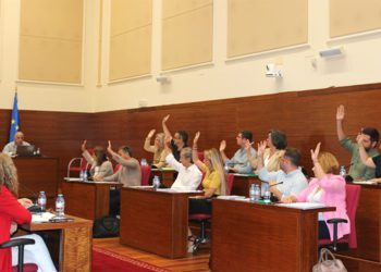 Concejales de PSOE e IU votando a favor / FOTO: Ayto.