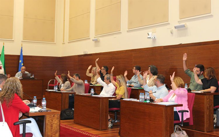 Concejales de PSOE e IU votando a favor / FOTO: Ayto.