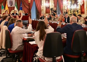 Votando uno de los puntos / FOTO: Eulogio García