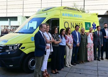 Posando junto a una de las ambulancias a las puertas del Parador / FOTO: Eulogio García