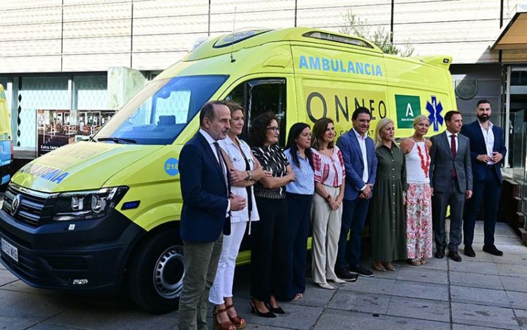 Posando junto a una de las ambulancias a las puertas del Parador / FOTO: Eulogio García