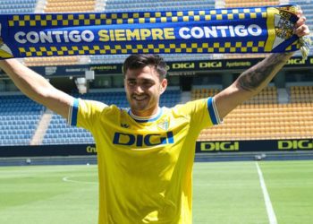 Posado de Maxi Gómez tras su reciente presentación / FOTO: Eulogio García