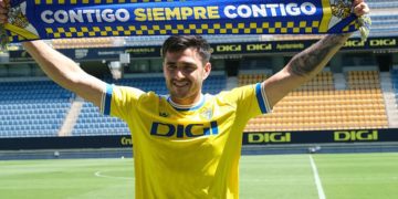 Posado de Maxi Gómez tras su reciente presentación / FOTO: Eulogio García