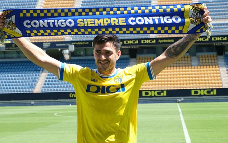 Posado de Maxi Gómez tras su reciente presentación / FOTO: Eulogio García