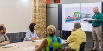 El arquitecto presenta detalles del proyecto a la alcaldesa y concejales / FOTO: Ayto.