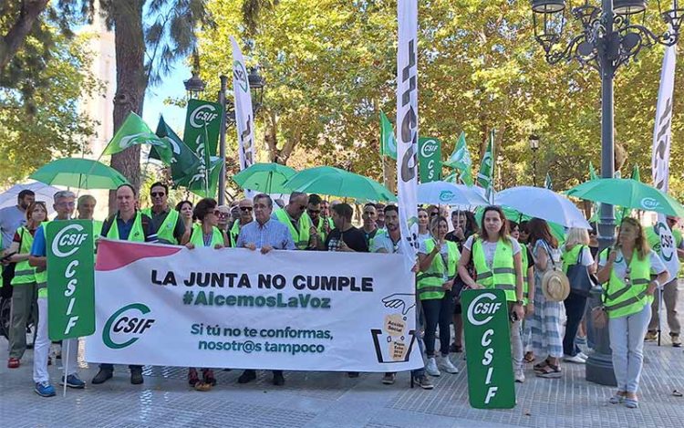 Delegados sindicales concentrados en la plaza de España / FOTO: CSIF