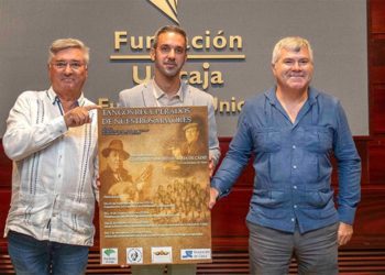 Presentando el cartel de la programación alrededor del proyecto / FOTO: Fundación Unicaja