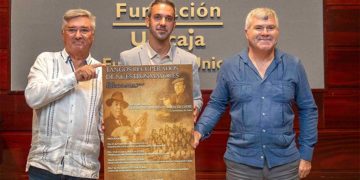 Presentando el cartel de la programación alrededor del proyecto / FOTO: Fundación Unicaja