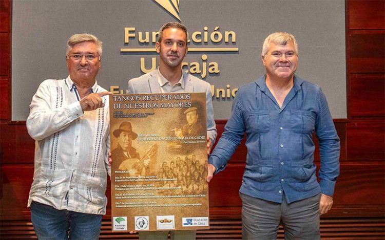 Presentando el cartel de la programación alrededor del proyecto / FOTO: Fundación Unicaja