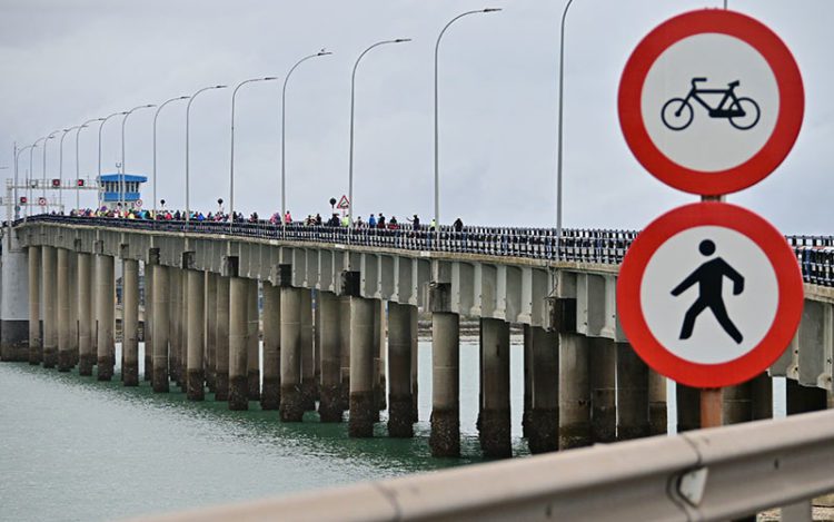 Bicifestación cruzando el puente, que 'saluda' con las señales que prohíben bicis y peatones / FOTO: Eulogio García
