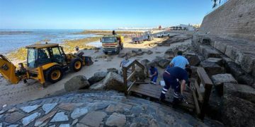 Operarios retirando la escalera de madera colocada en julio / FOTO: Ayto.
