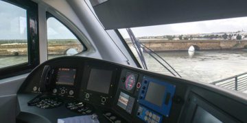 En los mandos de uno de los tranvías / FOTO: Junta