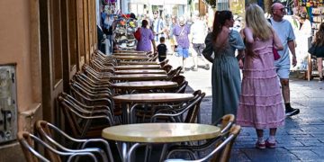Con la llegada de septiembre comienzan a verse algunas terrazas vacías / FOTO: Eulogio García