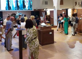 Turistas en el Centro de Interpretación del Vino y la Sal / FOTO: Ayto.