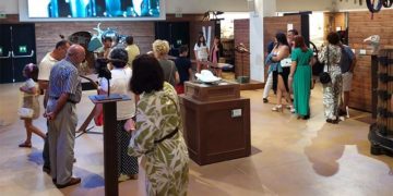 Turistas en el Centro de Interpretación del Vino y la Sal / FOTO: Ayto.