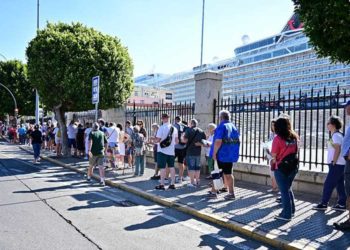 Cruceristas esperan para subir al autobús turístico / FOTO: Ayto.